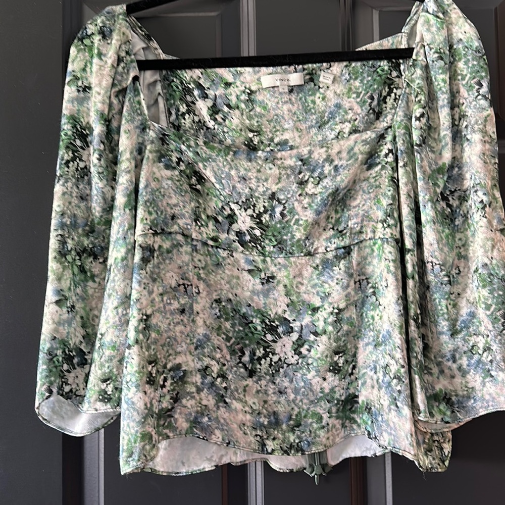 Vince soft, short blouse- zipper back -